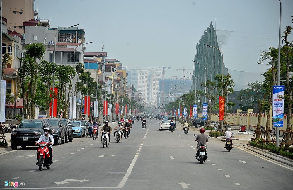 Cách đây vài ngày, đường Lê Trọng Tấn (Thanh Xuân, Hà Nội) dài hơn 1,5 km, mặt cắt ngang rộng 30 m, 4 làn xe được cải tạo trở thành tuyến đường kiểu mẫu đầu tiên của thủ đô. Sau đó, những biển hiệu quảng cáo có cùng kích thước chiều cao, nối liền nhau, chỉ có hai màu xanh và đỏ tại tuyến phố mới mở ở thủ đô thu hút sự chú ý của người dân.